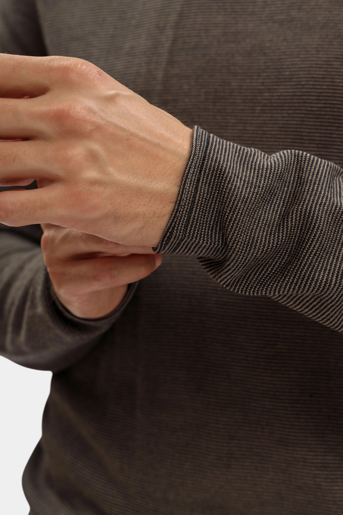 EM002025_ AF14195 Водолазка Emporio Armani Коричневый