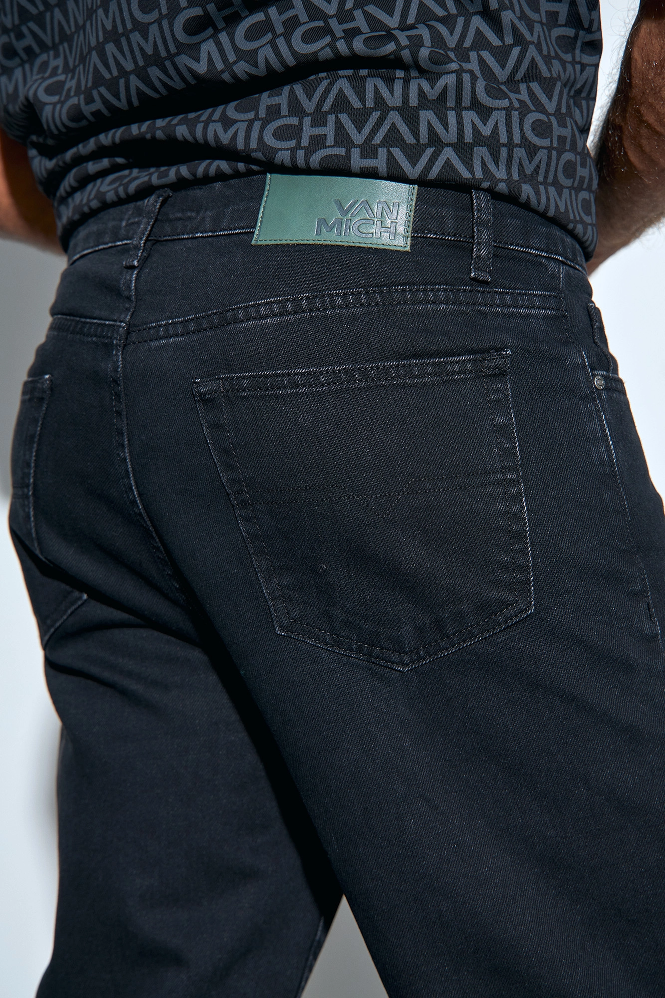 VM-232-33-014 Джинсы Regular Taper Van Mich Черный