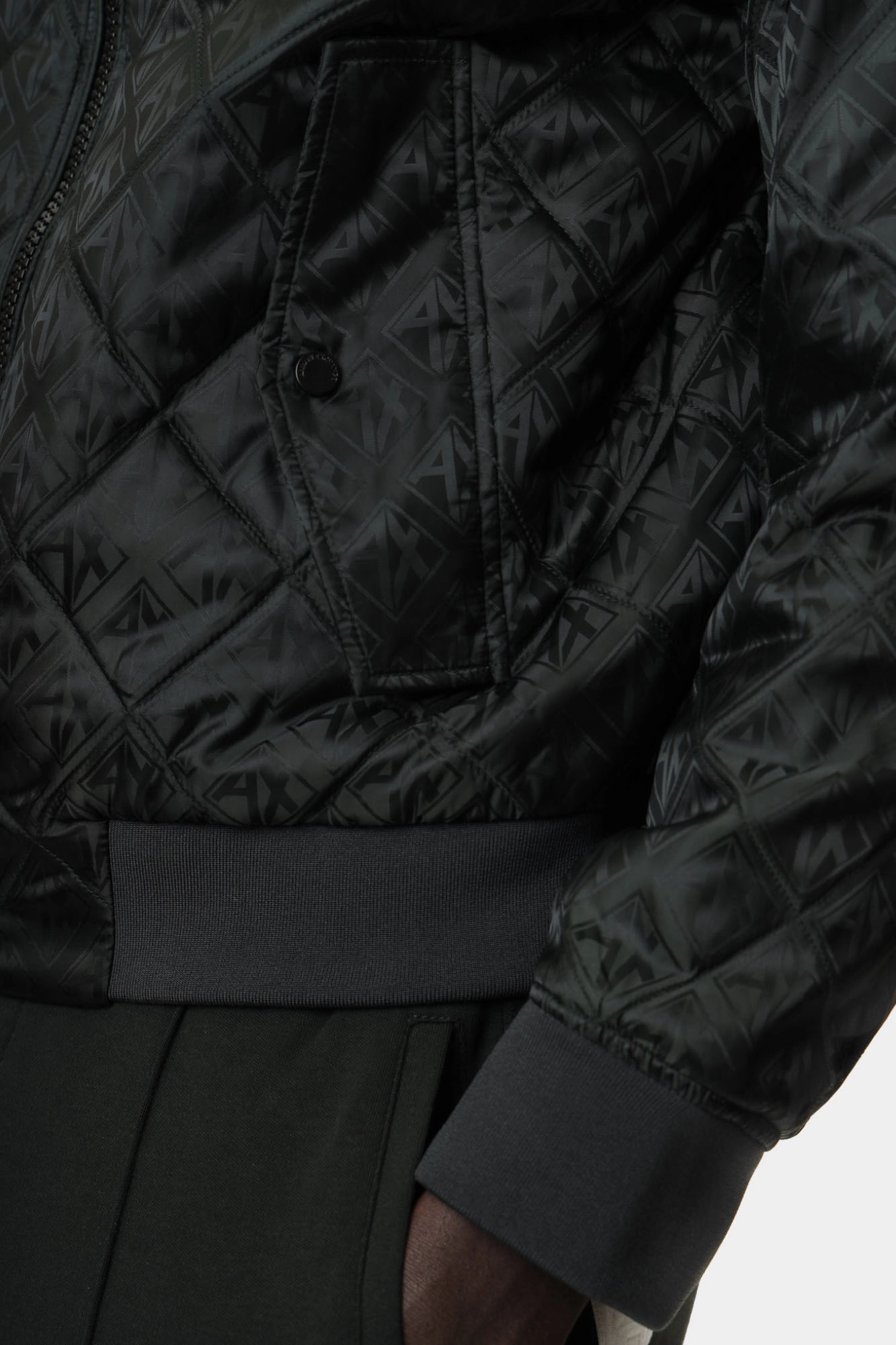 XM000137_AF11895 Бомбер Armani Exchange Хаки