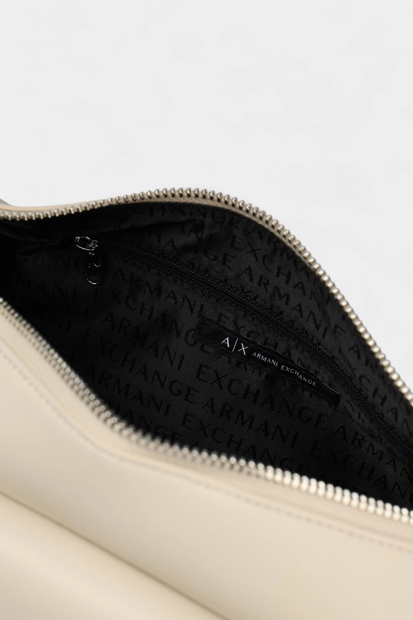 XW000404_AF12589 Сумка Armani Exchange Молочный