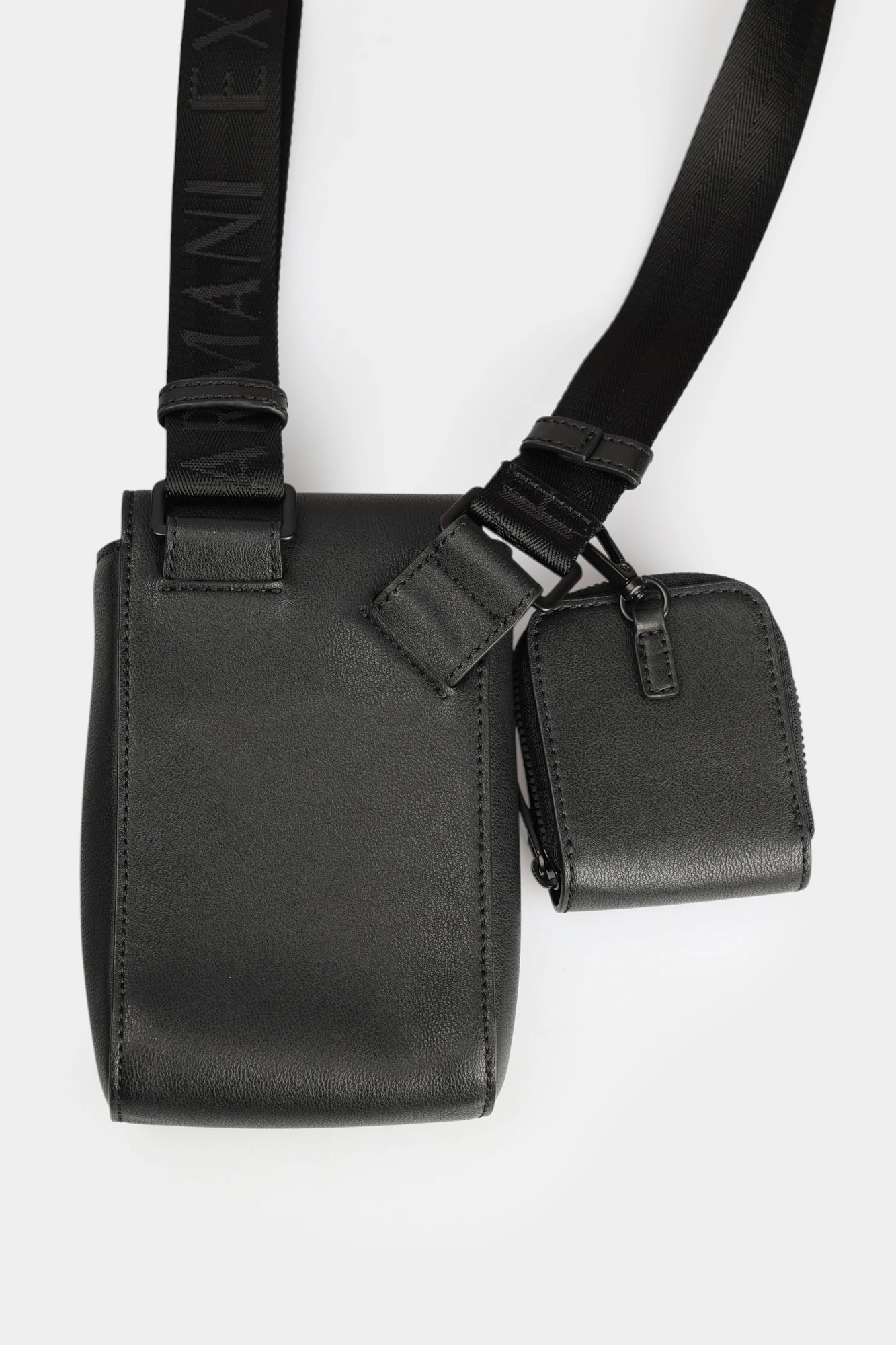 XM001617_AF17209 Сумка для телефона Armani Exchange Черный