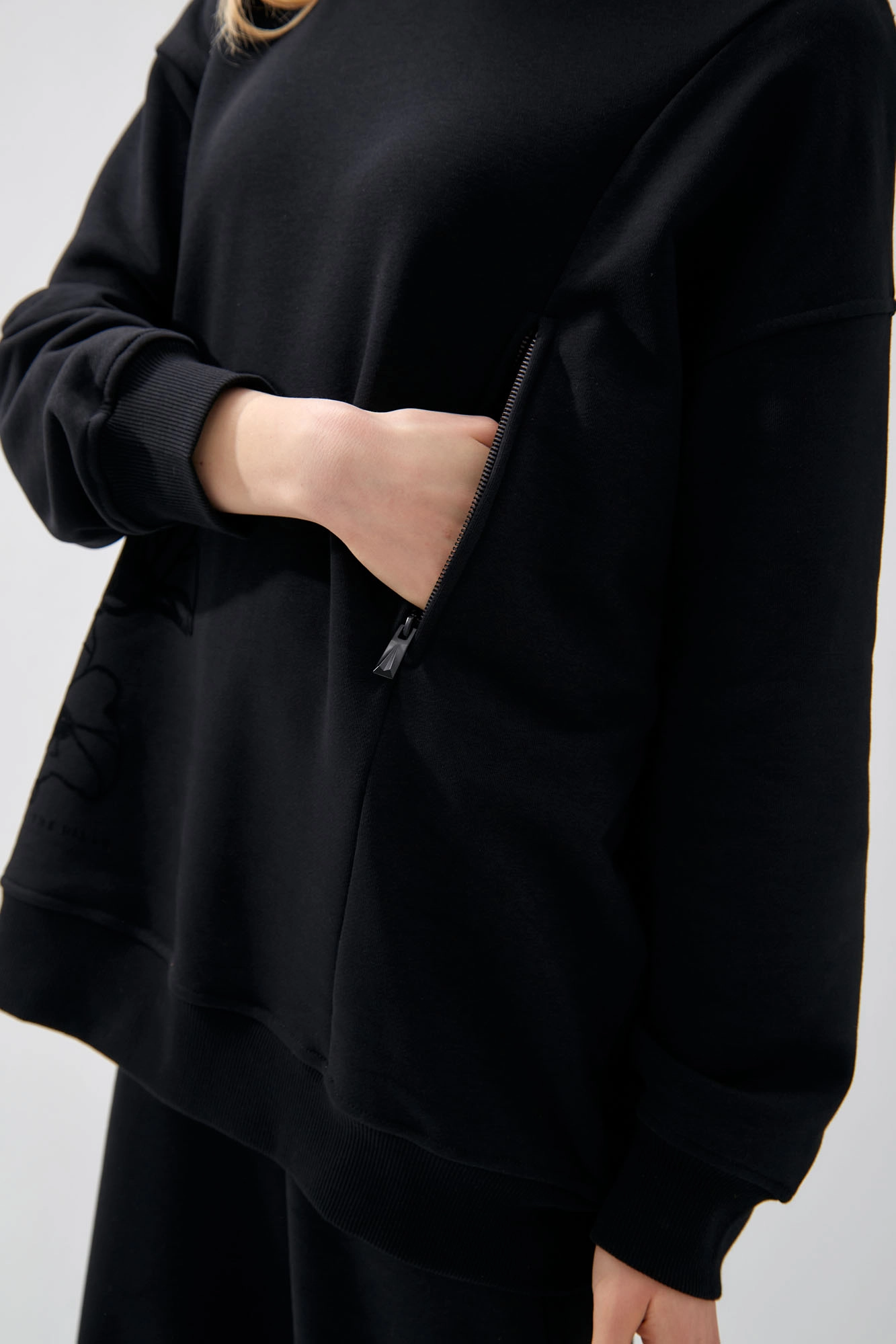 W-241-P-20-0063 худи the hills