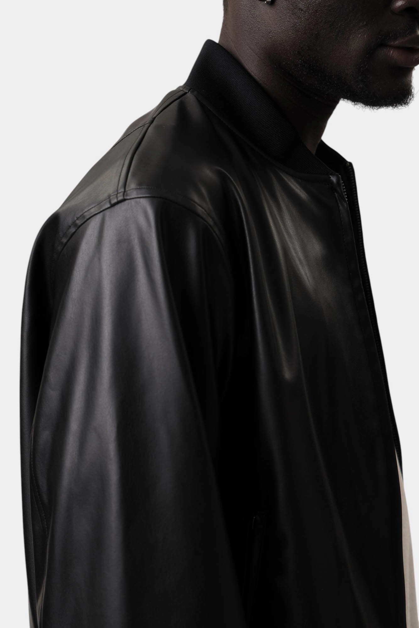 XM001241_AF14863 Бомбер кожаный Armani Exchange Черный