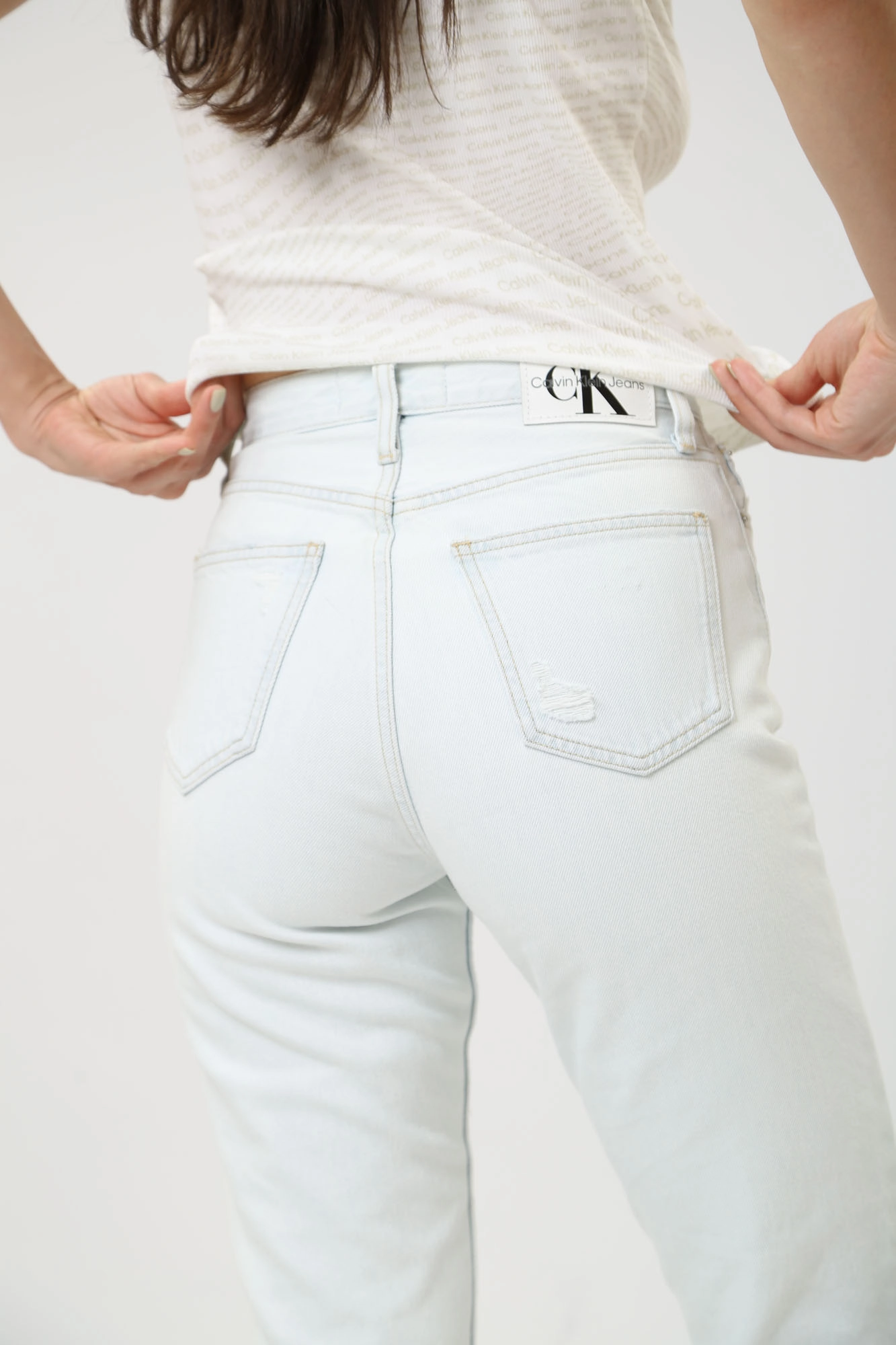 MOM JEANS Calvin Klein Jeans J20J222147 1AA Med Online.ru