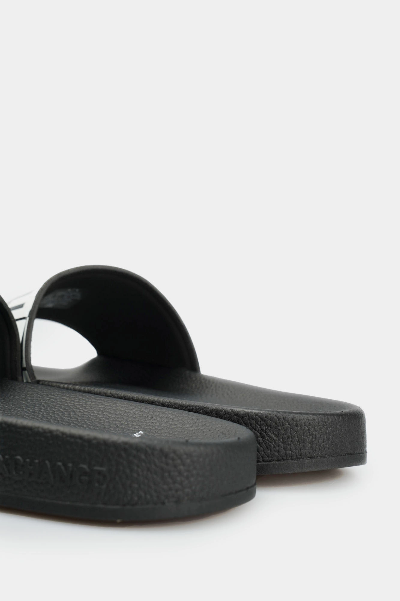 XUP004_XV679_N814 Шлепанцы Armani Exchange Черный