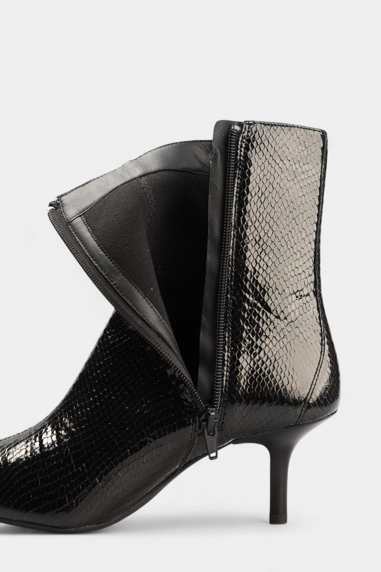 D56YBB000KY Ботильоны Geox Черный