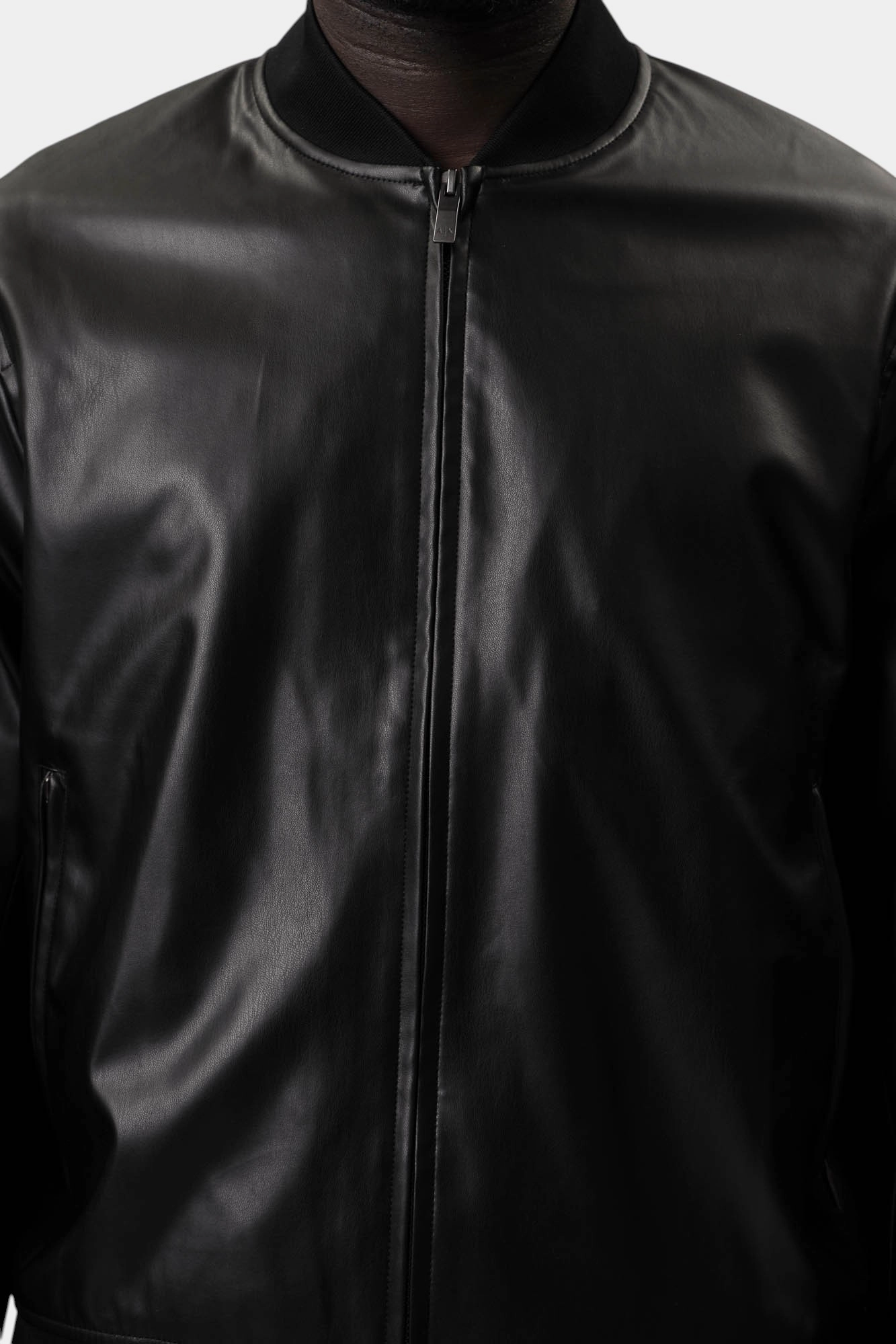XM001241_AF14863 Бомбер кожаный Armani Exchange Черный