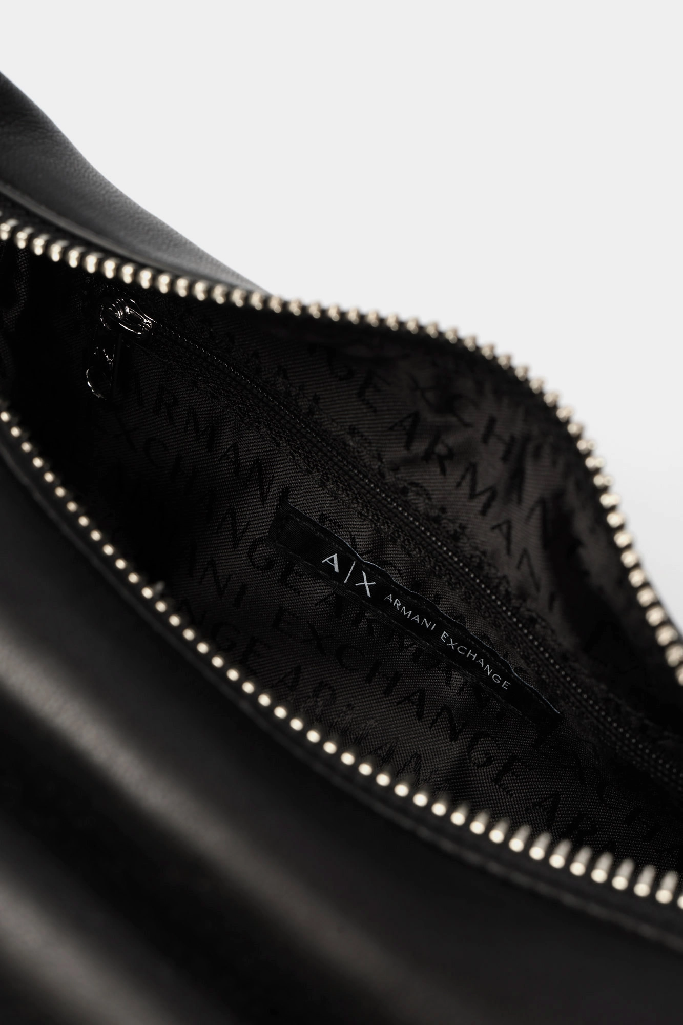 XW000405_AF12589 Сумка Armani Exchange Черный