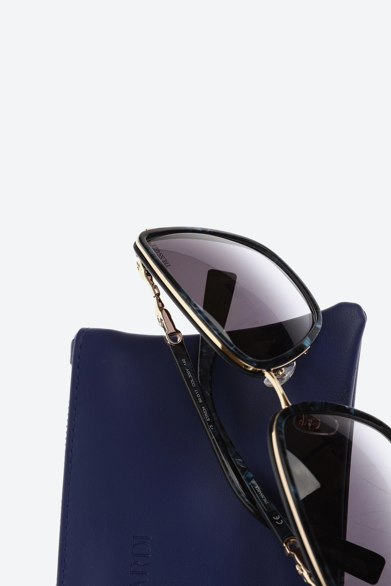 Trussardi-534 Очки с футляром Trussardi Черный