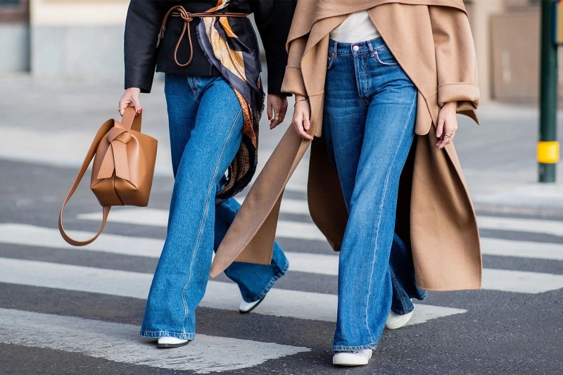 Джинсы-клеш снова в моде: с чем носить