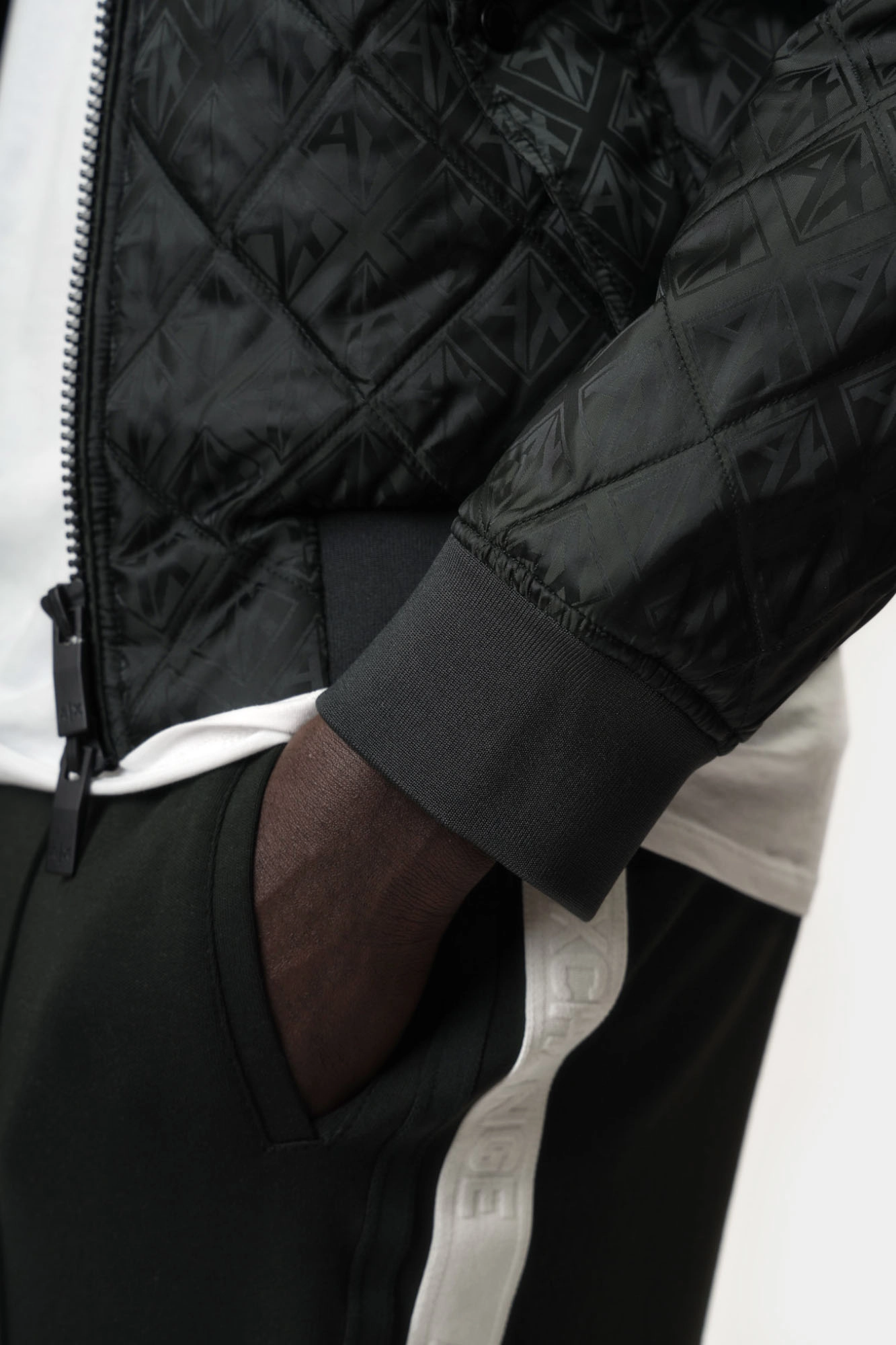 XM000137_AF11895 Бомбер Armani Exchange Хаки