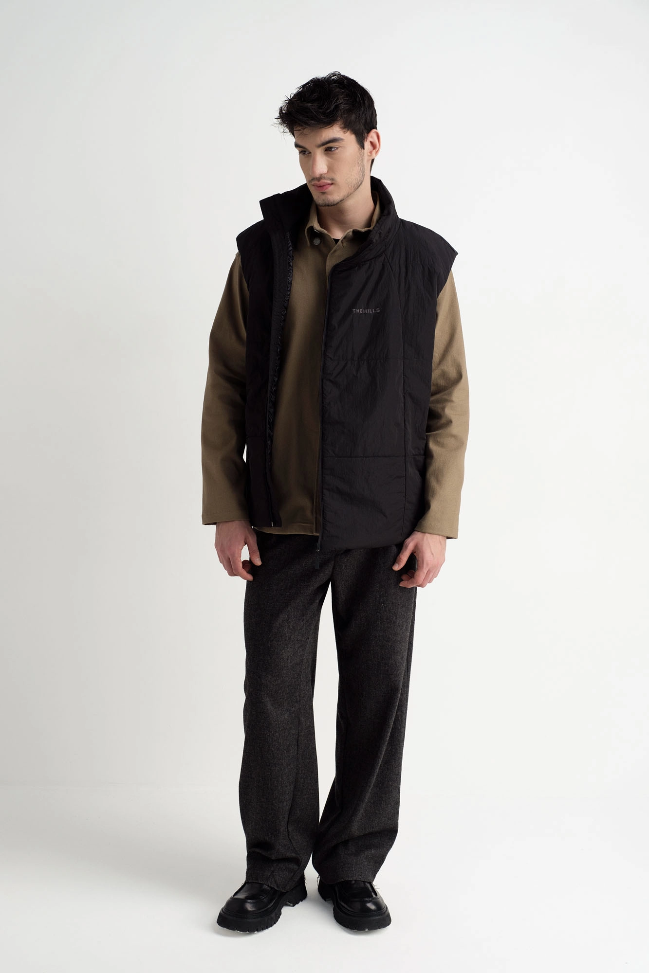 M-242-P-56-0042 Жилет The Hills Черный