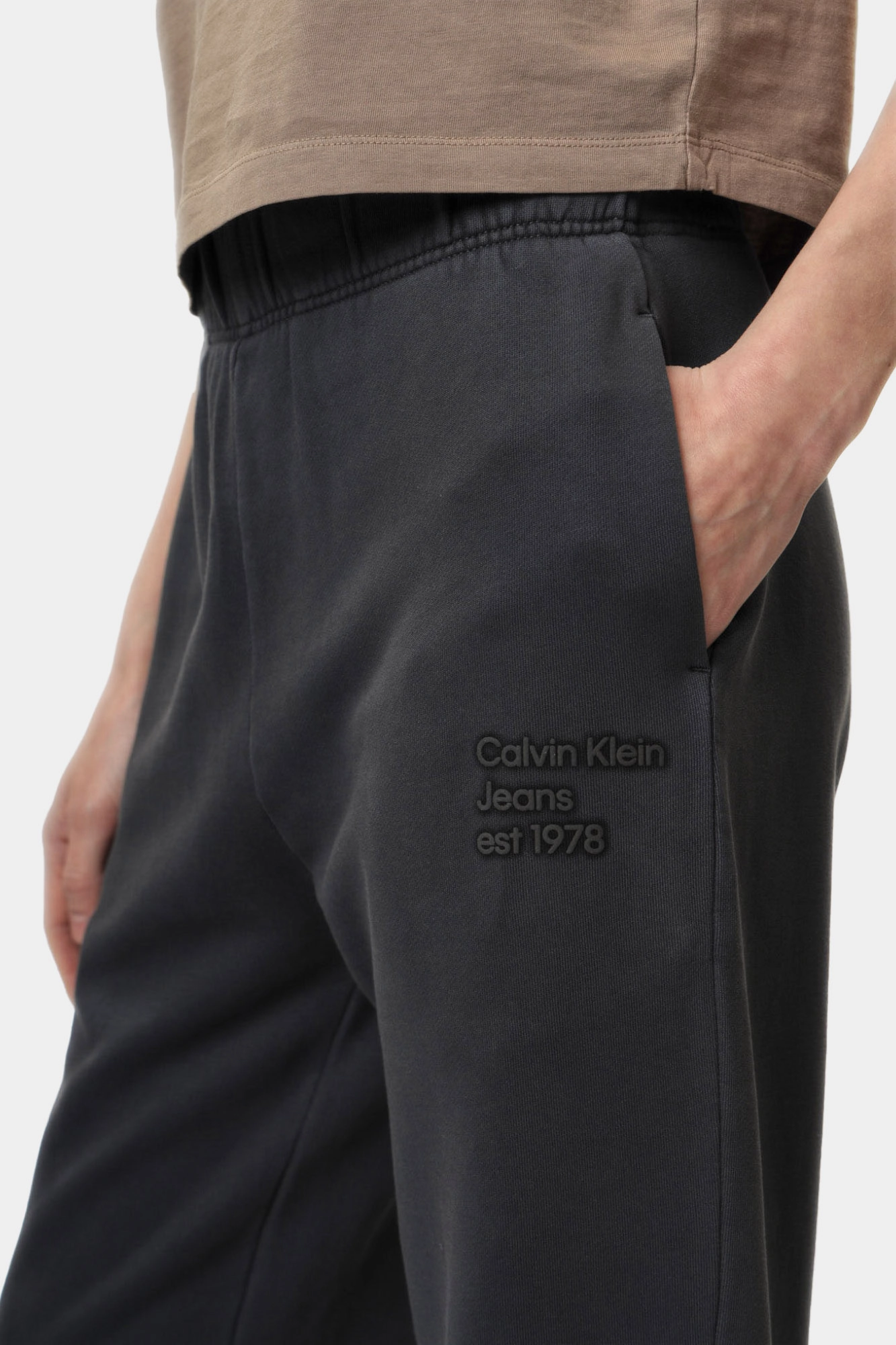 J20J224989 брюки спортивные calvin klein jeans 