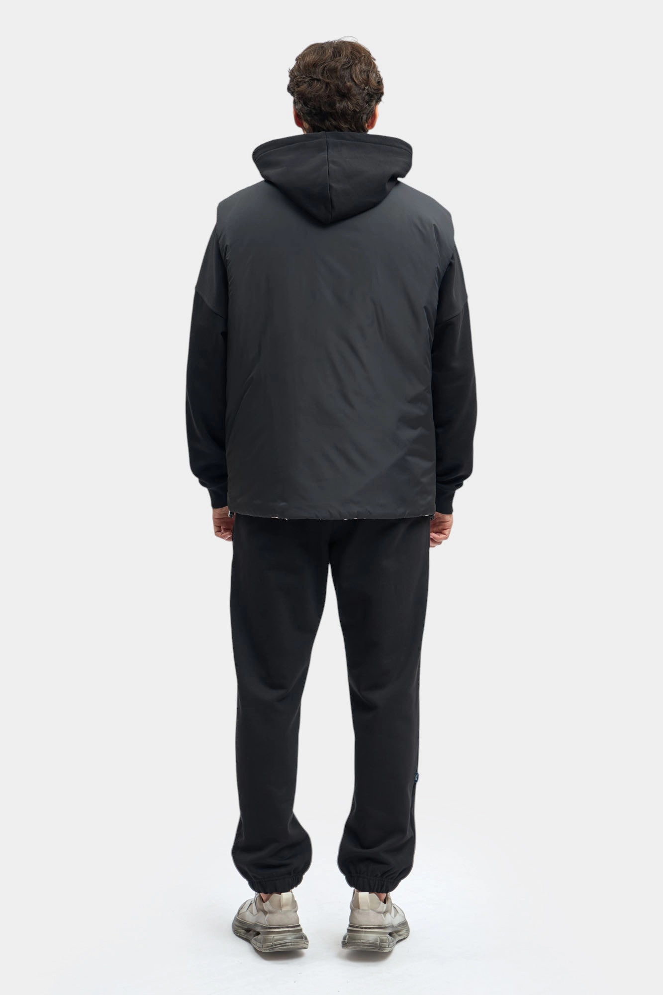 M-252-P-20-0501 Жилет The Hills Черный