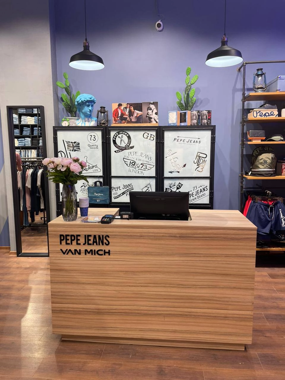 Открытие салона Denim Origins в ТРЦ Золотой Вавилон