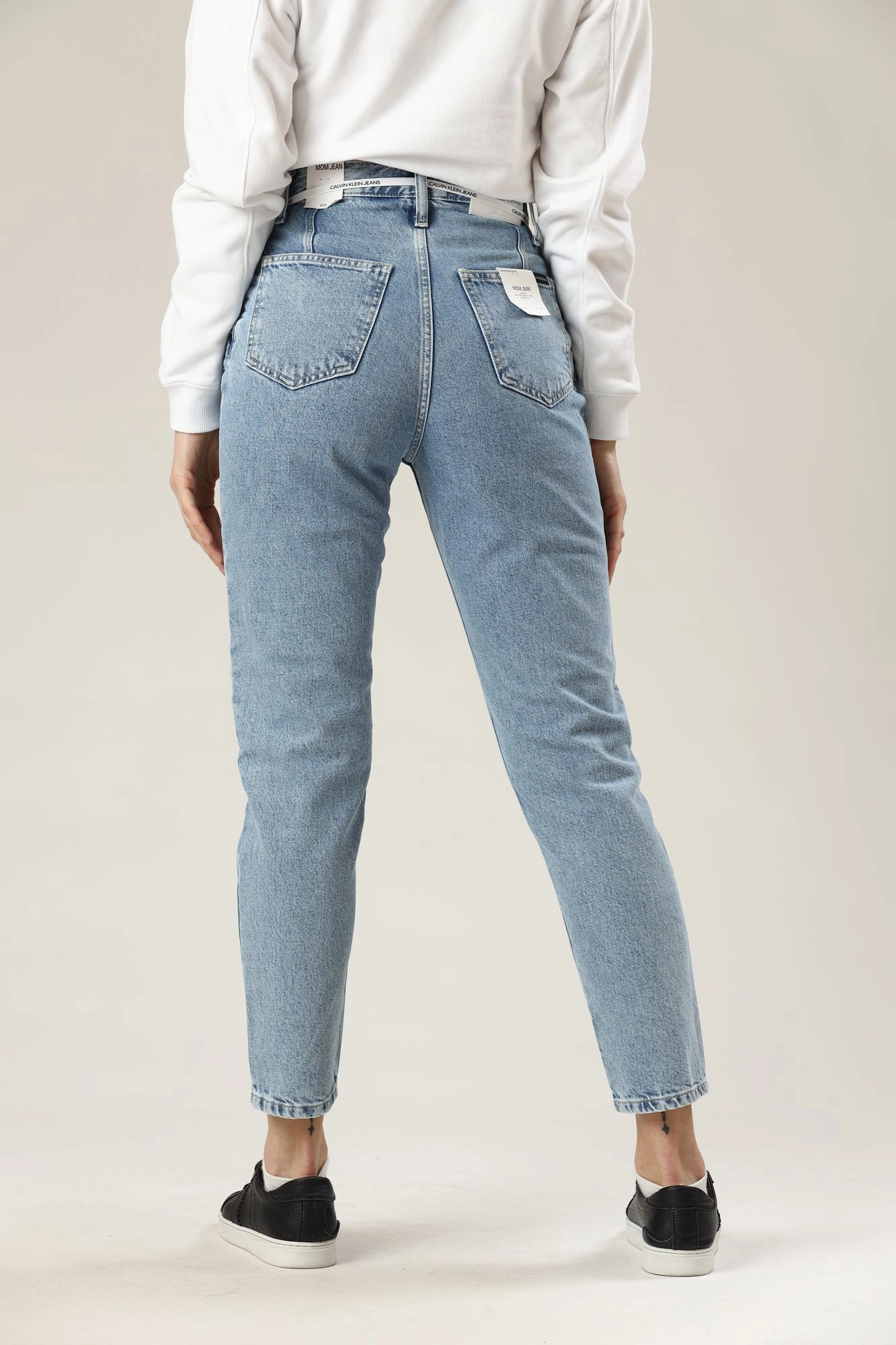 MOM Calvin Klein Jeans J20J215861 1AA0 Med Online.ru