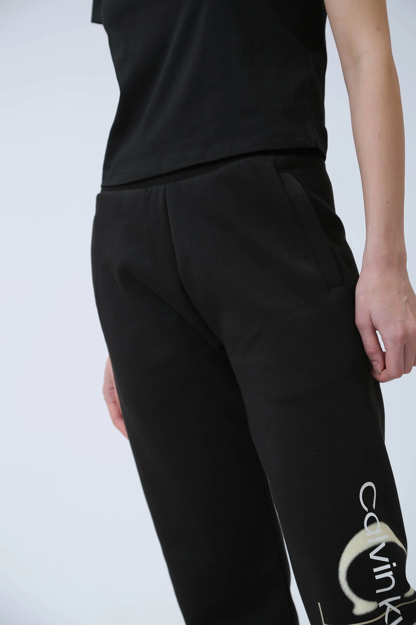 J20J222606 брюки спортивные calvin klein jeans 