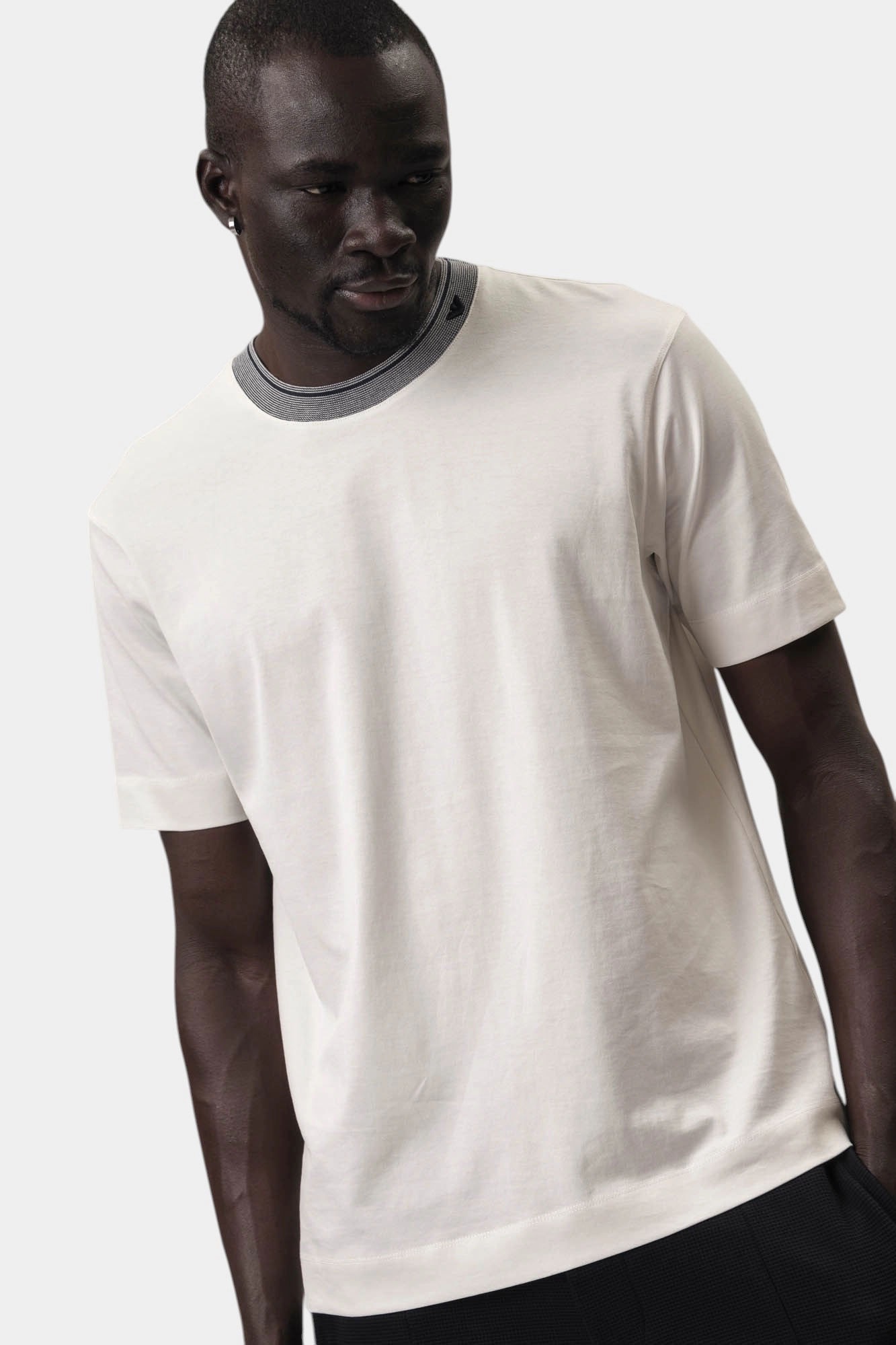 EM000853_AF12926 Футболка Emporio Armani Белый