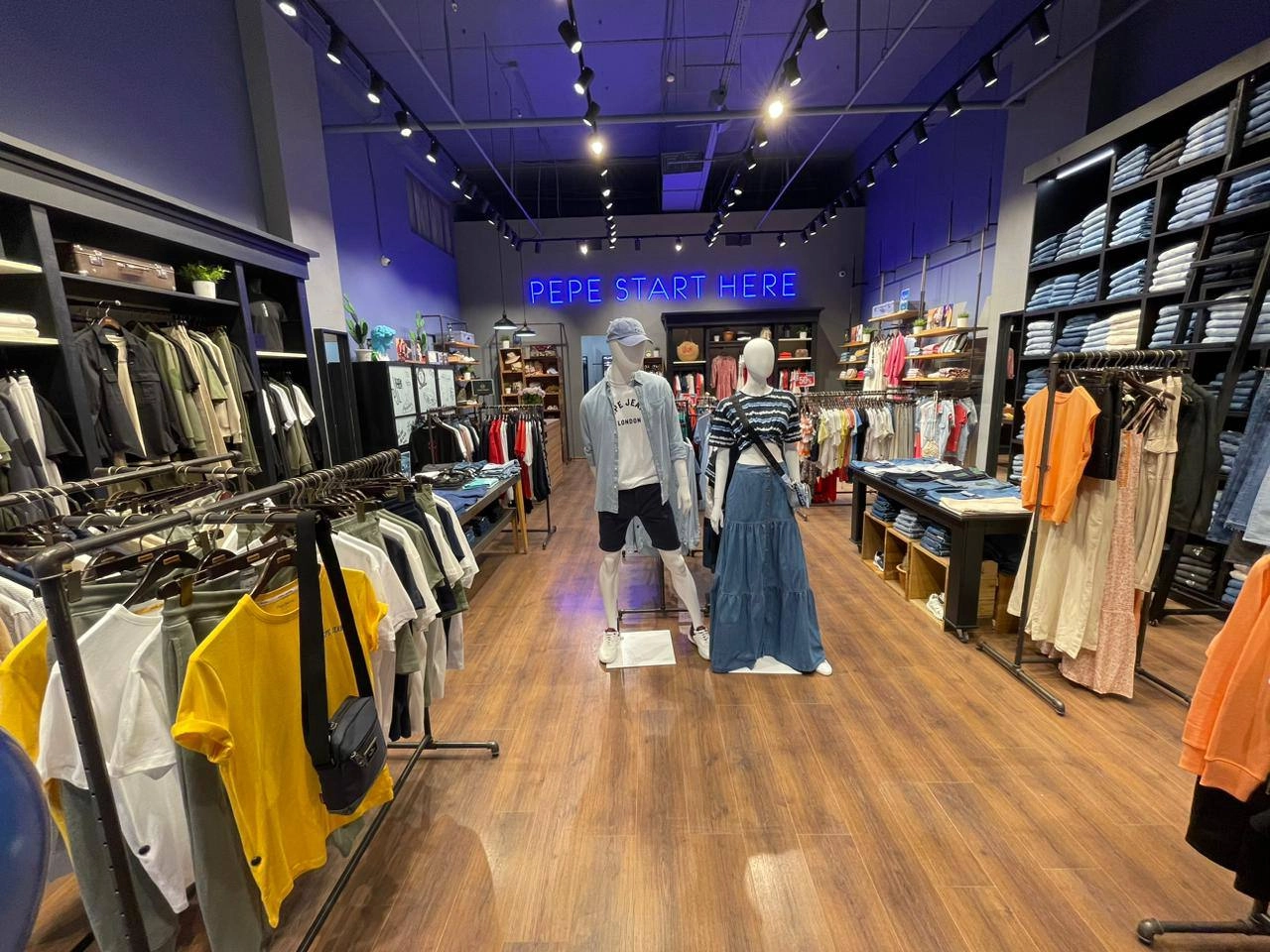 Открытие салона Denim Origins в ТРЦ Золотой Вавилон