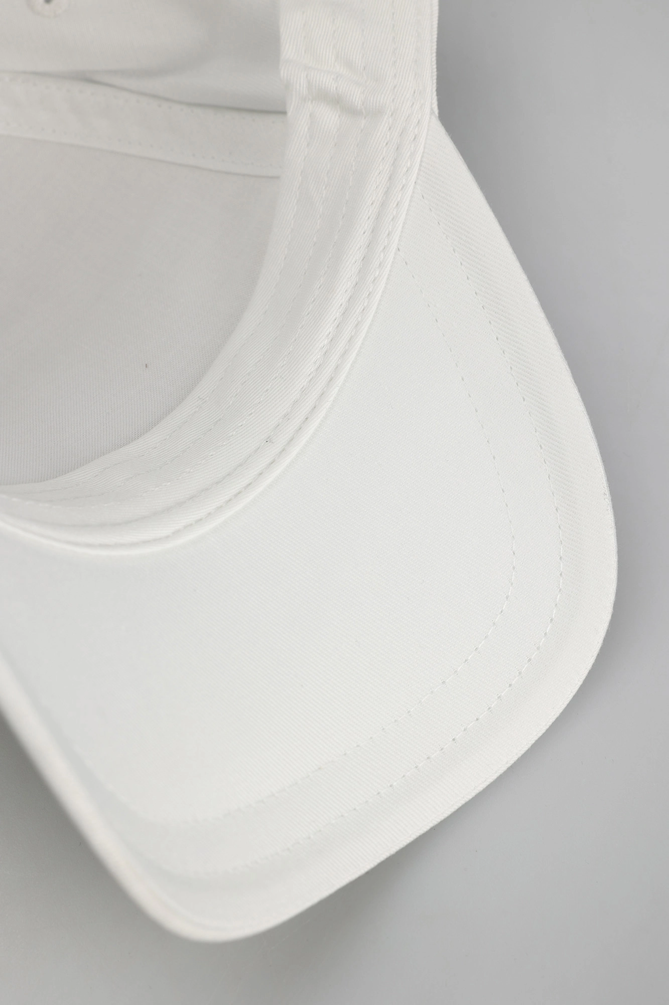 944201_3R100 Кепка Armani Exchange Белый