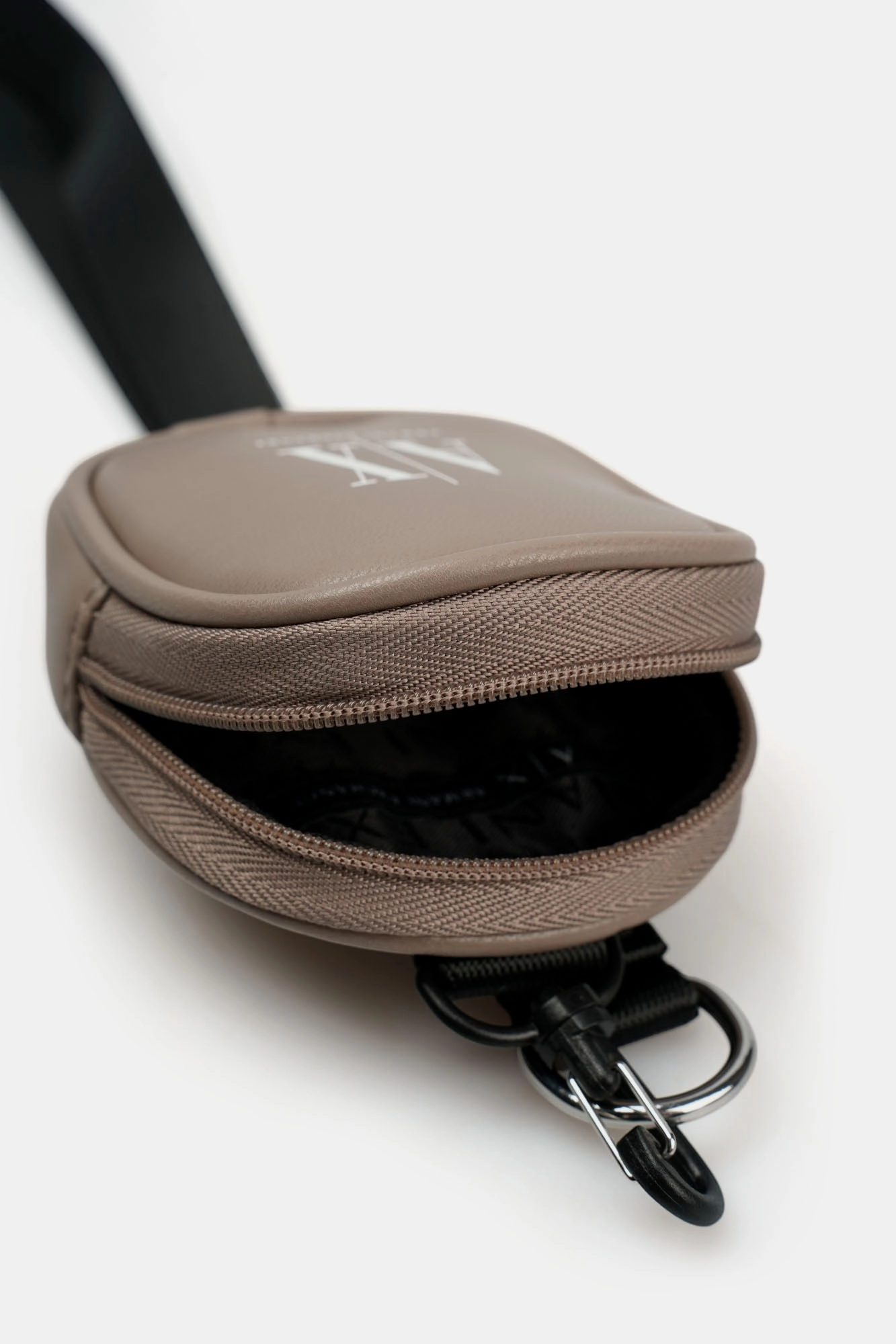 XM001261_AF15104 Чехол для наушников Armani Exchange Коричневый