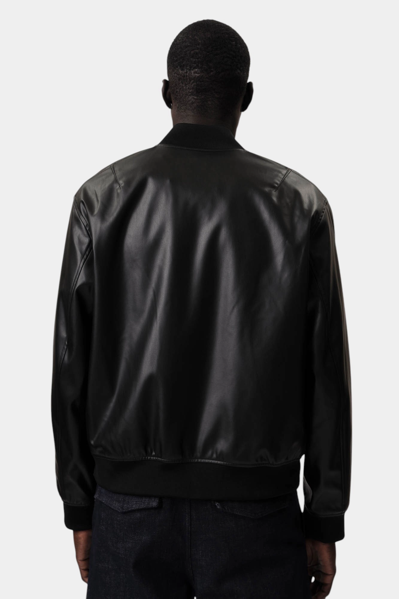 XM001241_AF14863 Бомбер кожаный Armani Exchange Черный