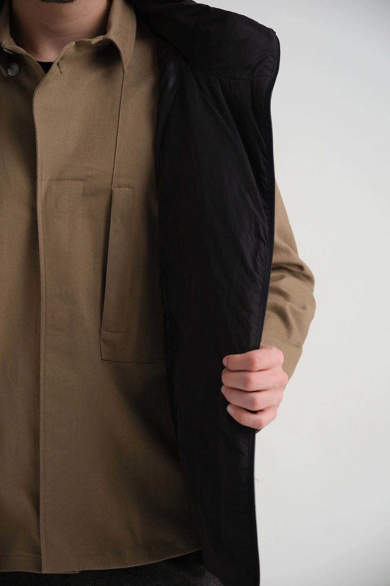 M-242-P-56-0042 Жилет The Hills Черный