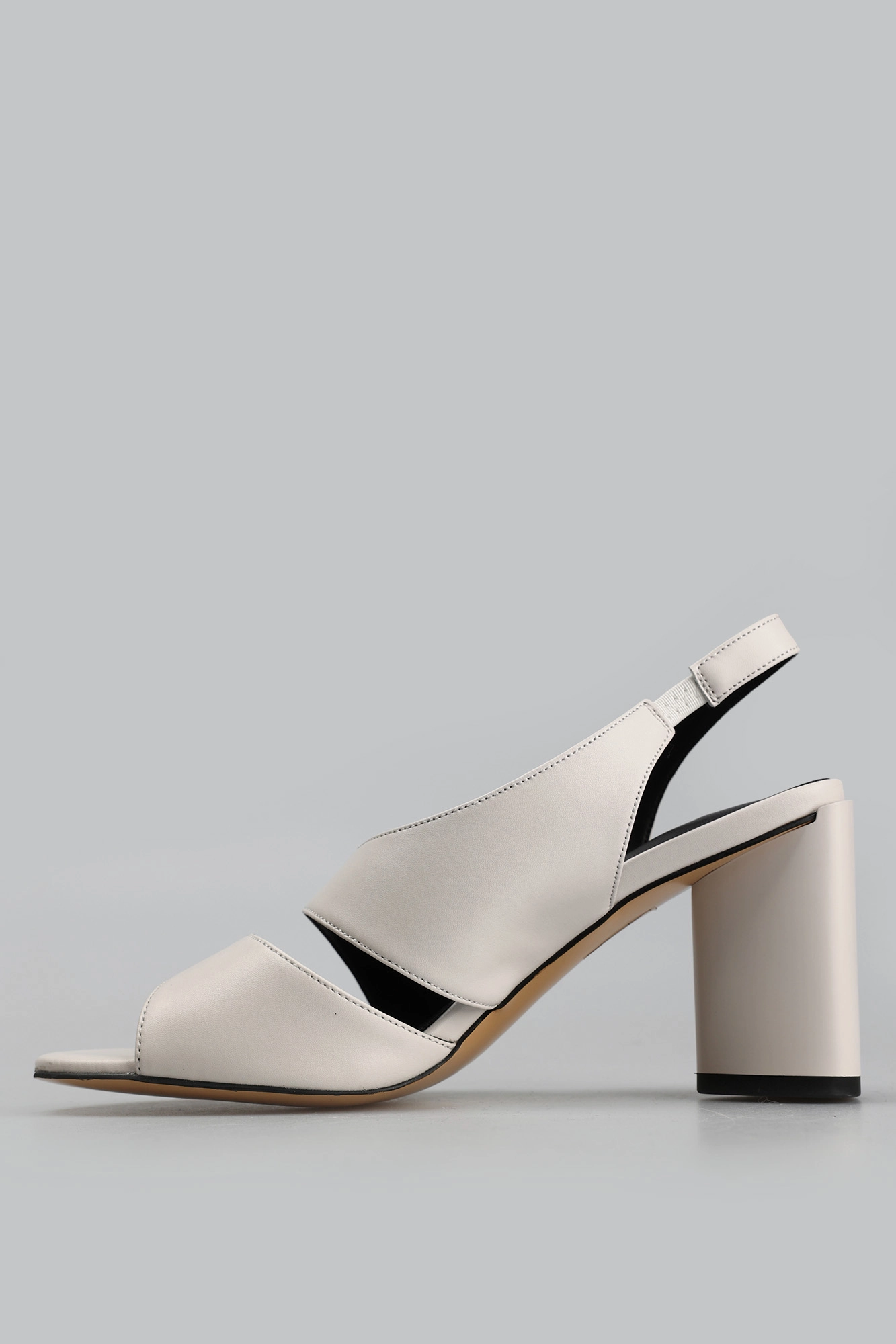 IV026_01 Босоножки Spur Белый