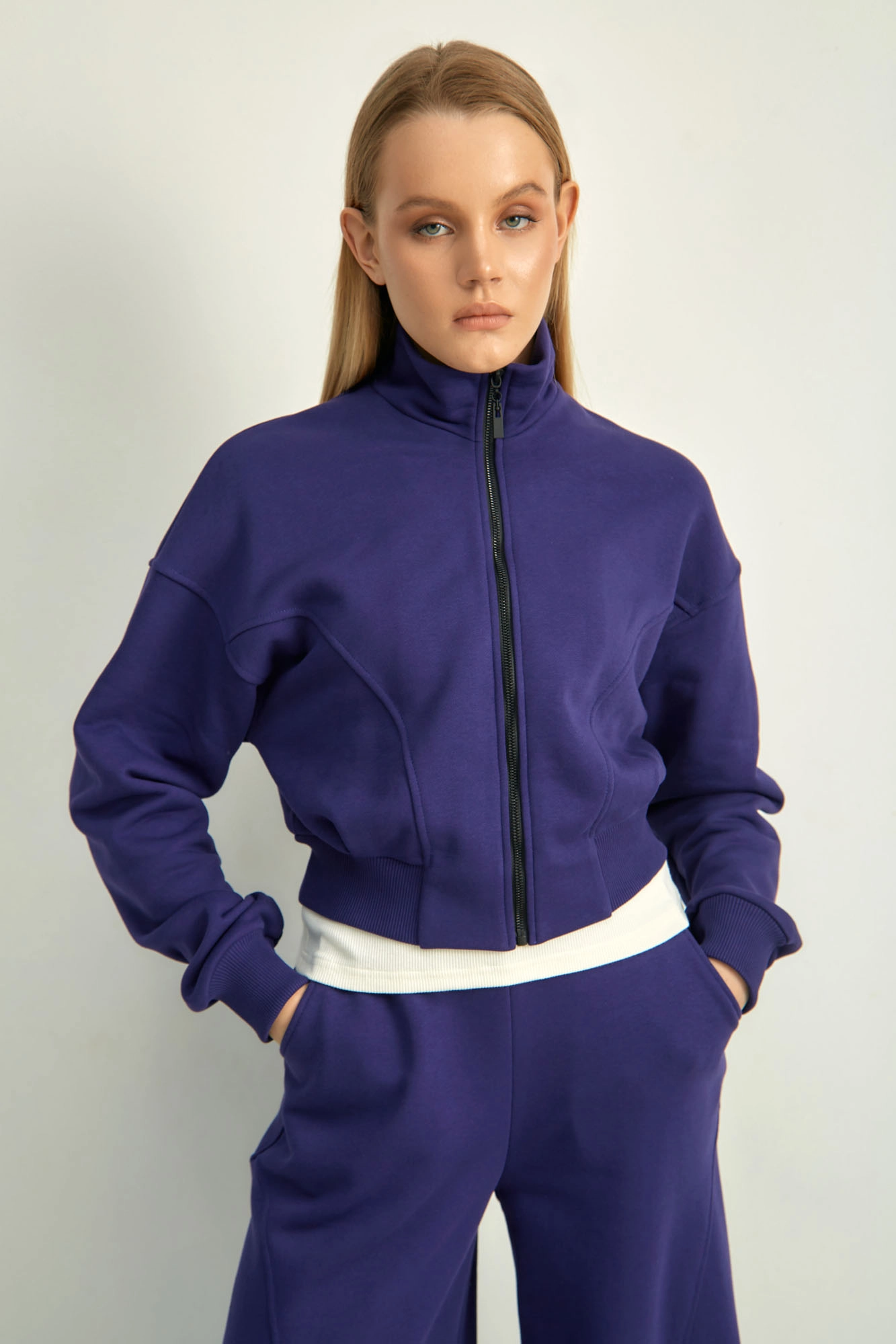 W-241-P-11-0091 тректоп the hills 