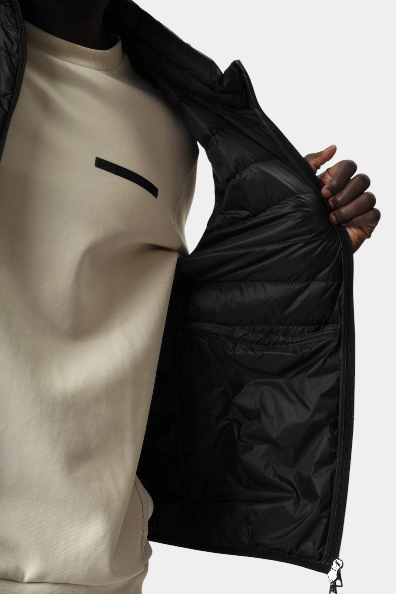 8NPQ06_PNGPZ Жилет EA7 Черный