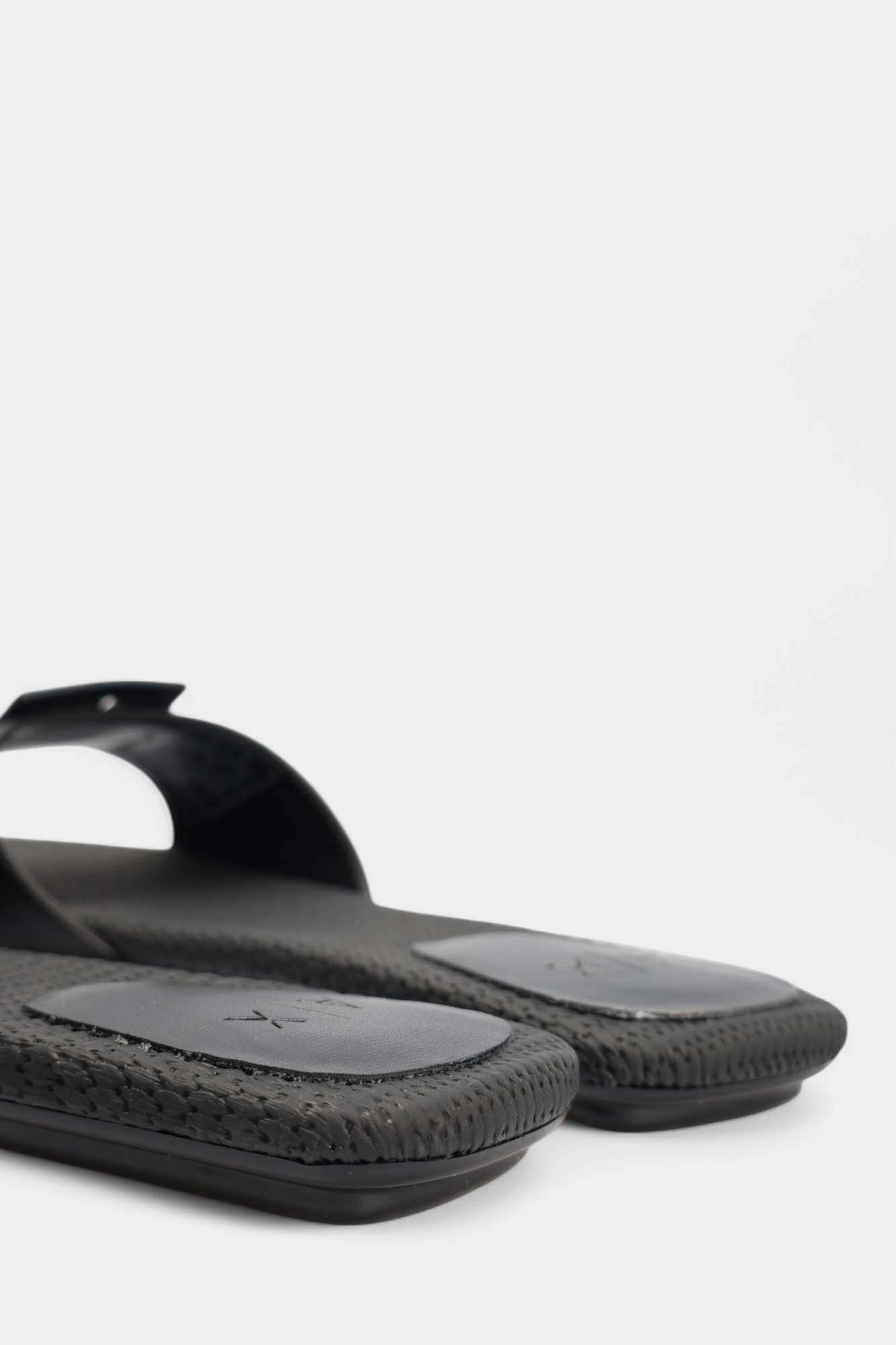 XDP055_XV921 Шлепанцы Armani Exchange Черный