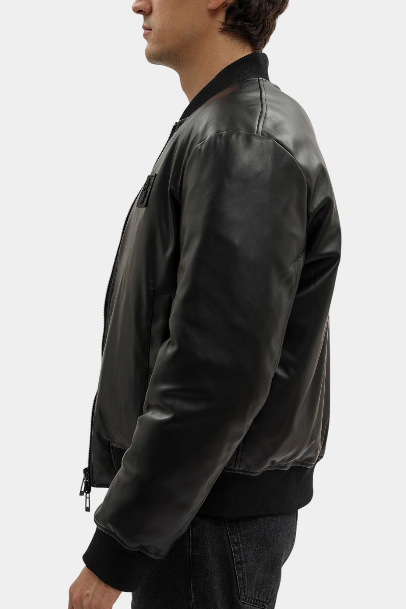 XM001104_AF16647 Бомбер кожаный Armani Exchange Черный