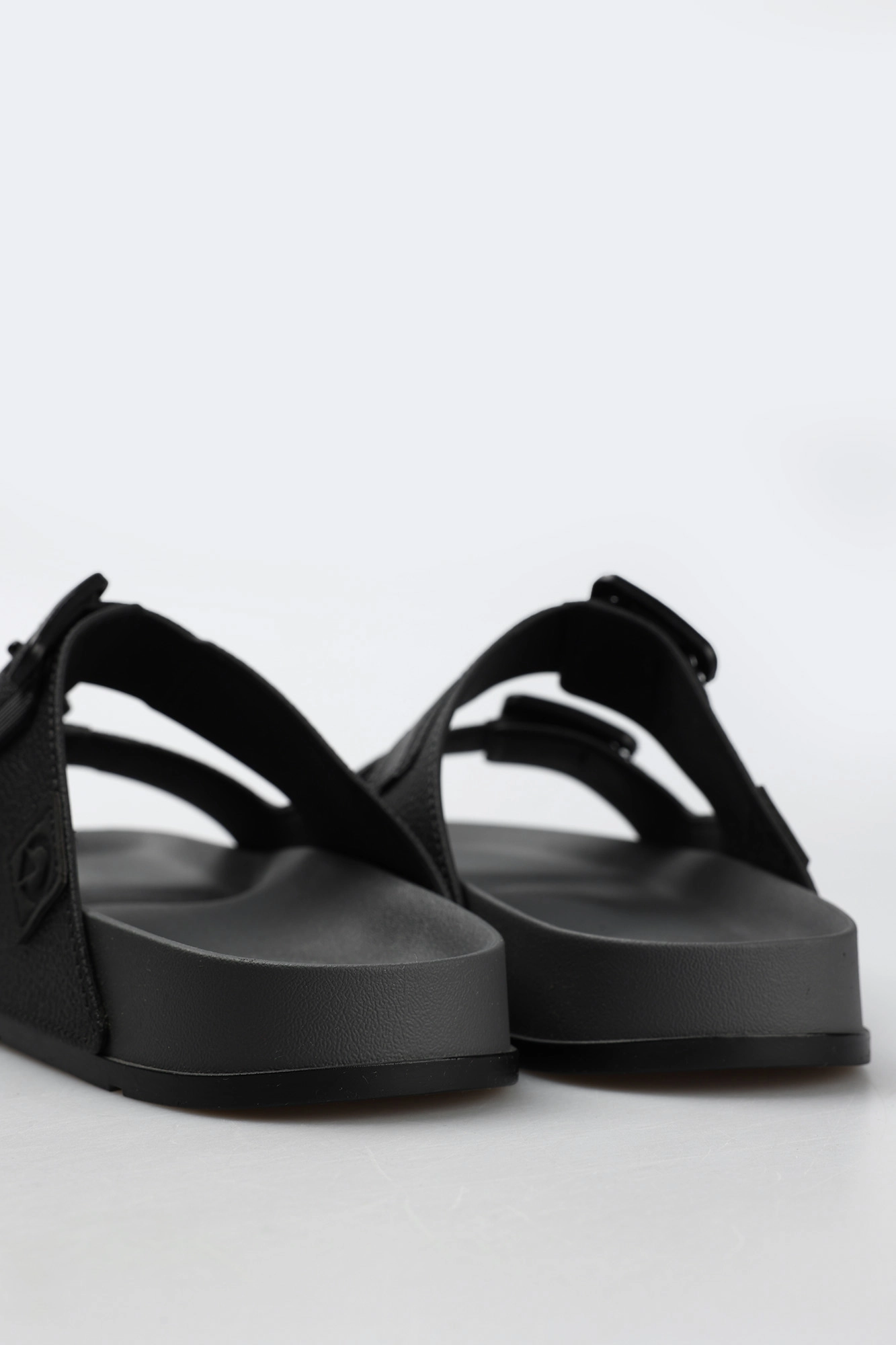 11617-2 Шлепки Cartago Черный