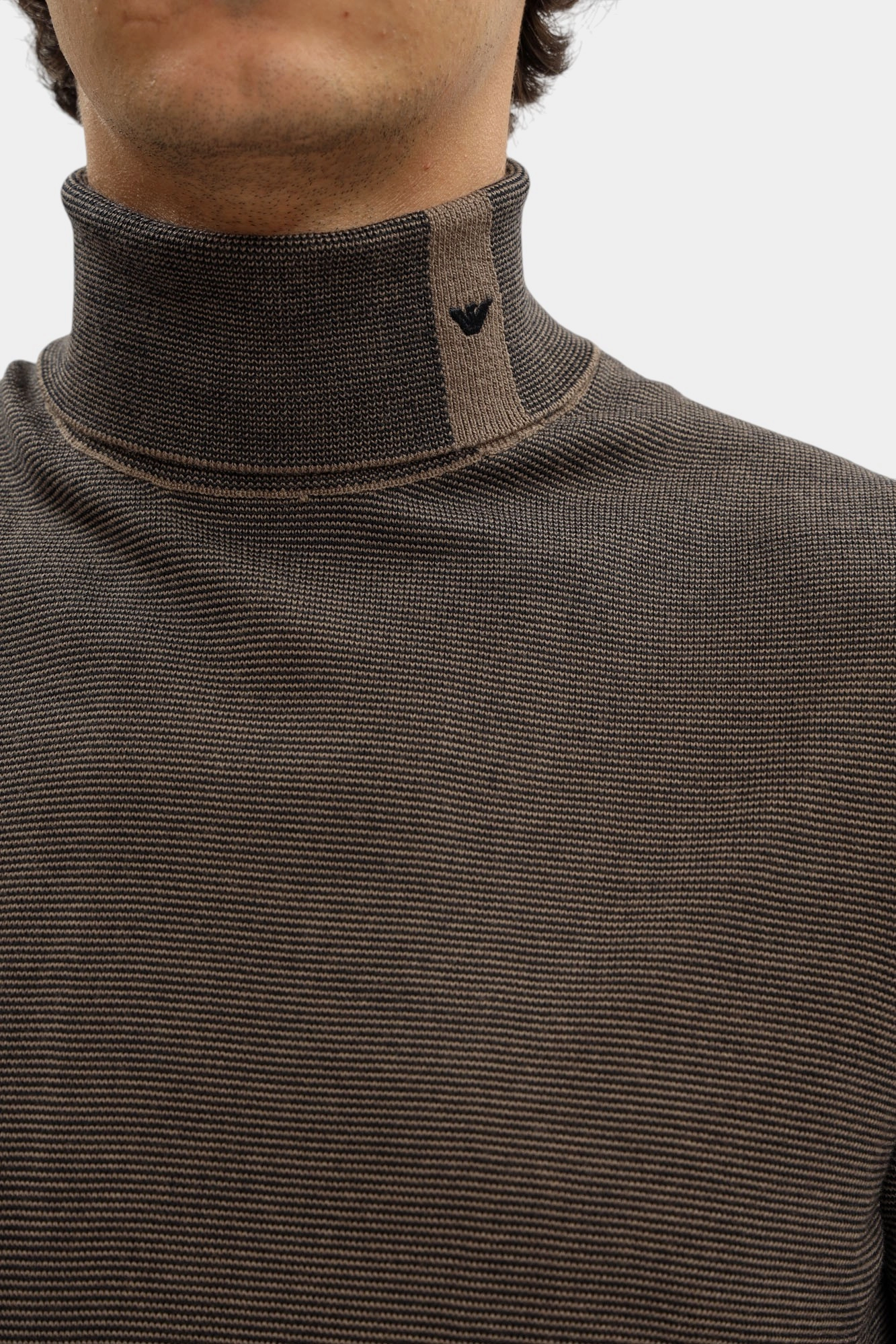 EM002025_ AF14195 Водолазка Emporio Armani Коричневый